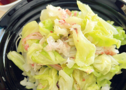 キャベツとカニカマの梅おろしあえ